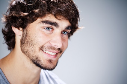 Cheveux bouclés homme