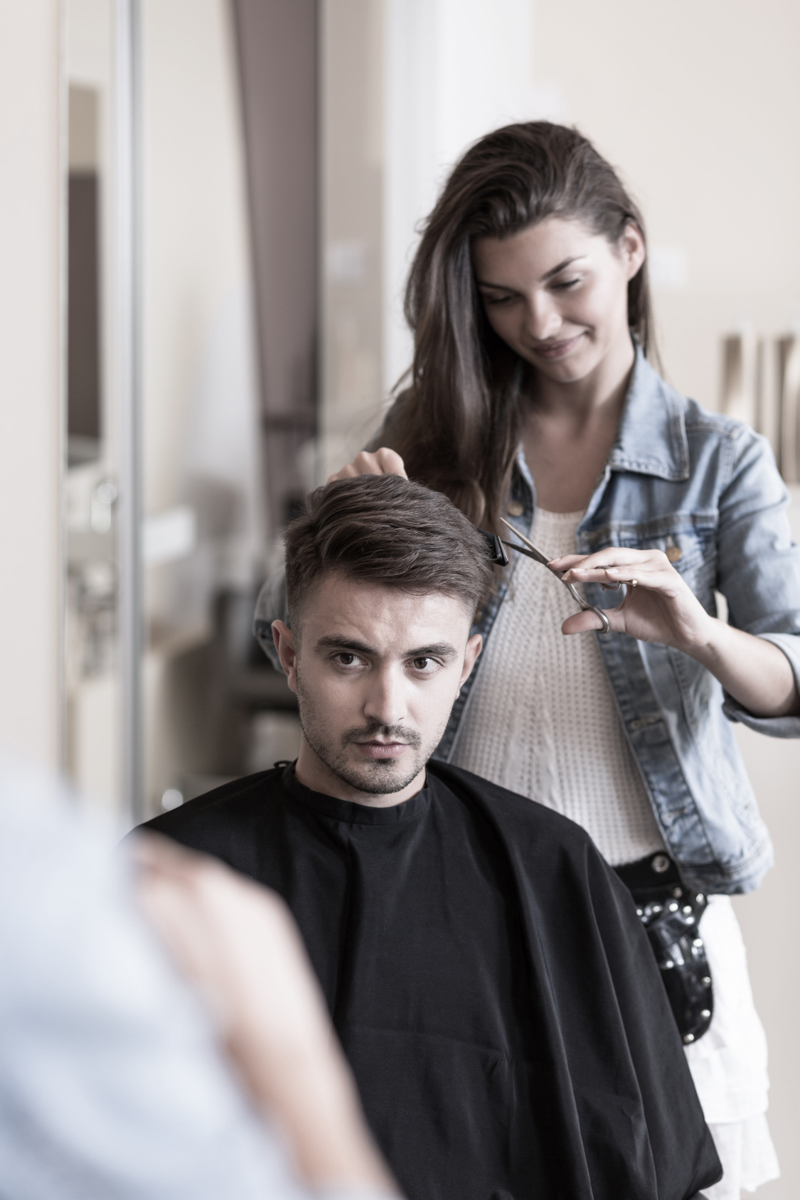 coiffeuse à domicile avec un client