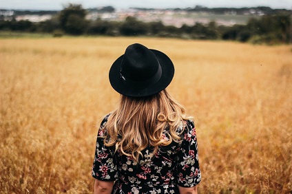 Femme cheveux chapeau - Viadom Professionnel