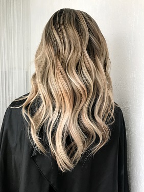 Cheveux blonds ondulés - Viadom Professionnel