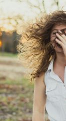 Comment prendre soin de cheveux bouclés : de l’entretien à la coupe