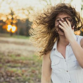 Comment prendre soin de cheveux bouclés : de l’entretien à la coupe